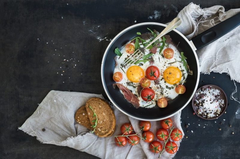 Fried Eggs with Tomatoes 